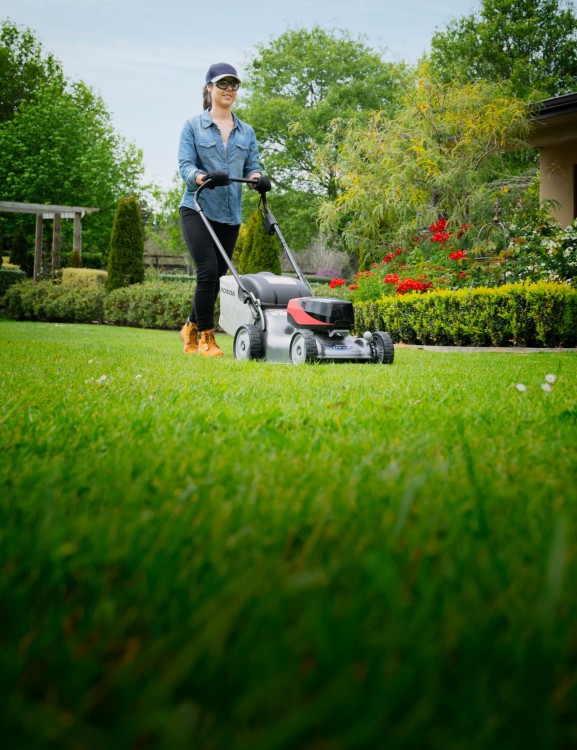 hrg416-mower-product-page-hero-mobile-1600x2080-min